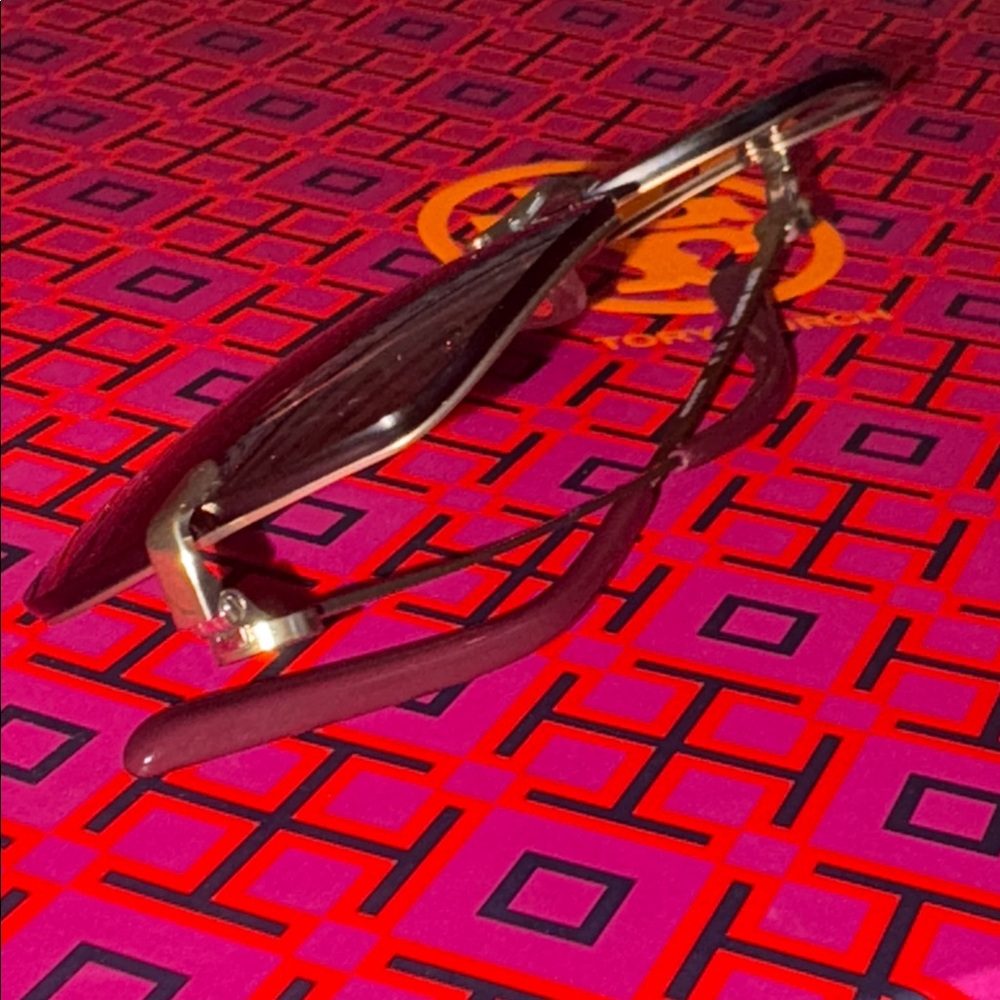 Beautiful Tory Burch Oversized Sunnies w/
metal and stunning purple accents 🩷 - Picture 16 of 16